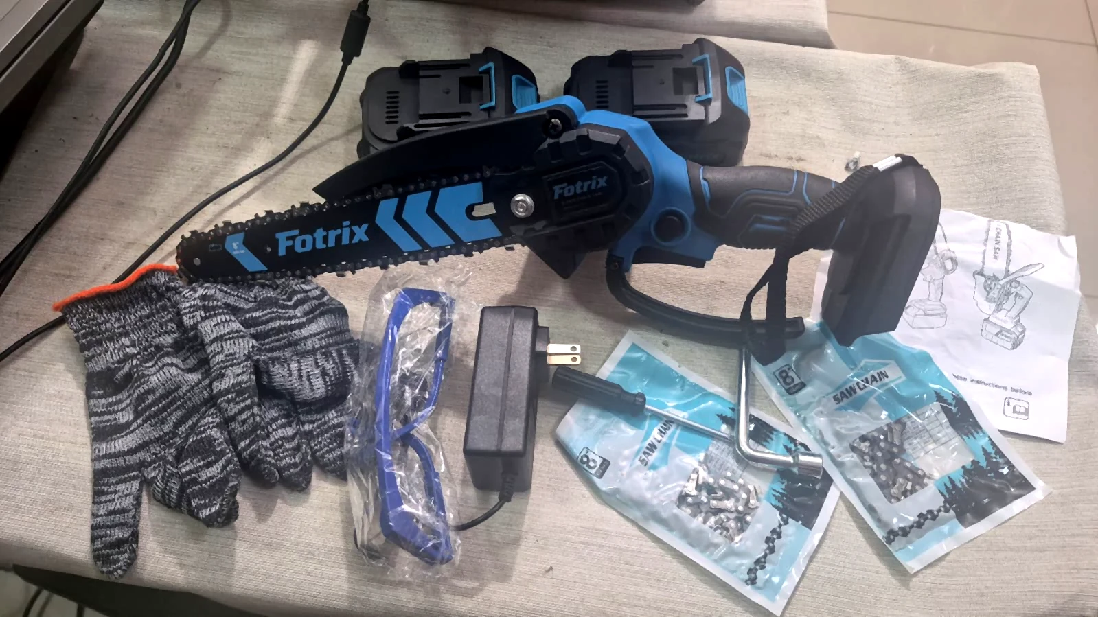 Mini Motosierra Inalámbrica Recargable con Accesorios (como nuevo)